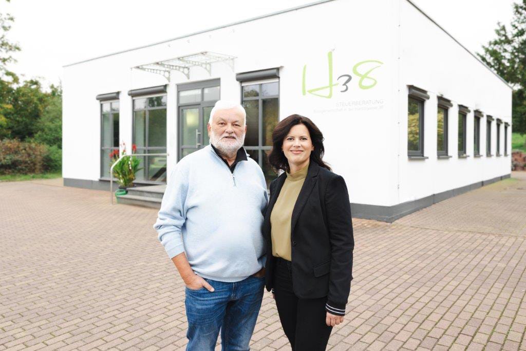 Steuerberaterin Verena Schupp-Jedvaj und Steuerberater Kurt Schupp vorm Bürogebäude in der Hantalgasse 38