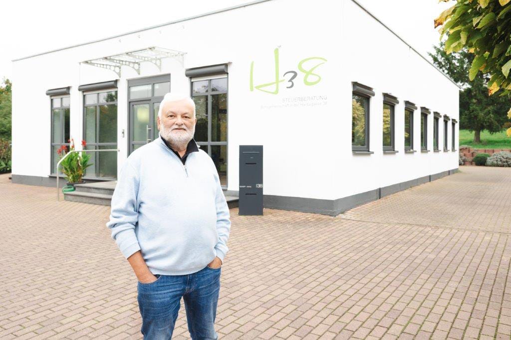 Finanzberater Kurt Schupp vor dem Bürogebäude